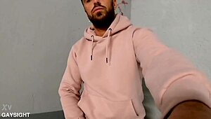 mathieu ferhati se tape une queue dans un parking, ouais, je me branle solo comme un fou ici