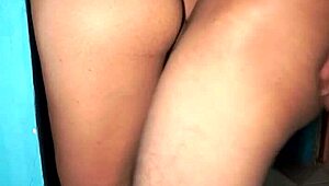 Ella se queda atorada en la puerta y aprovecho para penetrarla y hacerla gemir