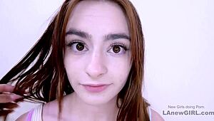 Луди оргазми удрят лезбийките със страпон докато сладката 18+ бавачка се чука