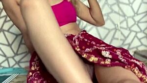 Păsărică roșcată grasă Lilly Lust încearcă o grămadă de jucării!