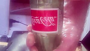 Бутилка забита дълбоко в дупето ми - кой иска да гледа анален соло?