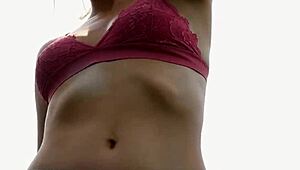 Blonde MILF-Model Jenessa Dawn zieht sich draußen aus und zeigt zierlichen 18+ Körper mit fettem Arsch