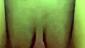 Ох боже виж голямозадата домакиня курва как я чукат в путката жестоко унижавайки стария съпруг