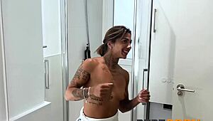 性感马拉法尔达携瓦莱里亚三人狂欢