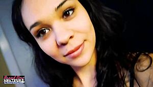 Vékony barna egyetemista Sabrina mélytorok szopás fehérneműben lenyeli a spermát POV domináció