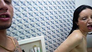 Bodybuilder Brasil jilat pantat berotot & tetek seksi gadisnya!