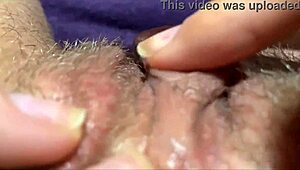 Ето ме небрежно трия огромния си клитор отблизо в домашно фетиш видео до сквирт оргазъм