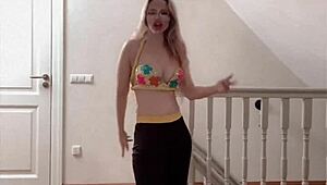 สาวเต้นรำสี่คนแว่นตา โชว์พุงใหญ่ตามจังหวะเพลง