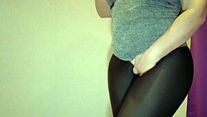 Hej, chcesz zobaczyć jak siku i moczę legginsy moją wielką cipką?