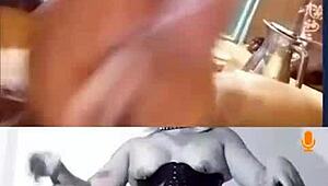 ¡Ey mira esta corrida tributo a la milf caliente con coño rapado y medias!