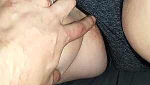 Dezbrăcând și jucând cu soția pe pat BBW blondă legată la ochi geme excitată