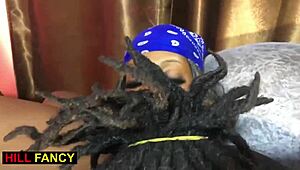 כוס לסבית מטפטפת מהתרגשות בליטוף חדר שינה ביתי