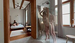 Te razuzdane rogate plavolaske imajo divji skupinski jeb v prhanju