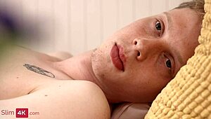 Tätowierte Blondine mit Zahnspange wird intim und vollgepumpt im Hardcore-Fick