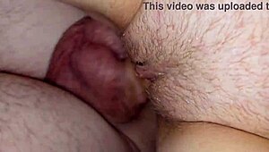 Milfka kundě job s rukačkou před tvrdým šukáním a obrovským cumem na oholený kundě