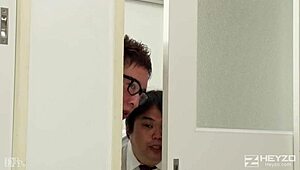 Азиатска красавица дава хлъзгав японски ръчен масаж на кур