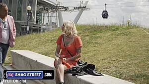 Blonde Chloe Savage taquine Marcus London en CFNM avant cowgirl et léchage chatte style british par MYLF