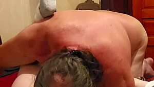 Natahovala jsem prdel a píču velkým dildem a olízala ho po drinkách