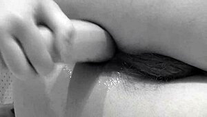 Ó wow, milfka v pančuchách s chlpatou pičou a krásnou zadnicou robí divnú análku na podlahe