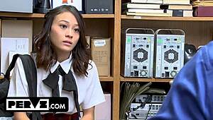 Japanische 18+ Ladendiebin erwischt und im kinky Polizeiverhör hart rangenommen