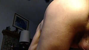 Loganhuge on Chaturbate offers nice view of ass and balls in free sample video