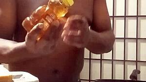 Llamasr coba pisang dan makanan enak di dapur malam hari sesi petualangan panas