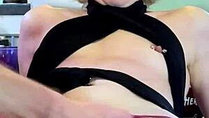 Nevașta excitată fistată pe blatul din bucătărie cu soțul uitându-se în video homemade