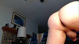 Loganhuge on Chaturbate offers nice view of ass and balls in free sample video