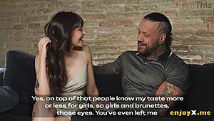 Μπρούτζινη με ξυρισμένο μουνί και τατουάζ φίλος δίνουν έντονο στοματικό και υγρό rimjob σε HD