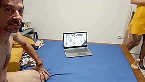 Готов ли си за тая бяла милф в жълта сатенова нощница, розов корсет, розови гащички, чукана догги с POV духане и лизане на задник в секси чорапи и токчета?