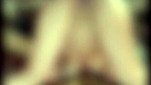 Mä tunnen nöyryytystä kun vaimoni ratsastaa isoa mustaa kullia hierojalla tiukkaan pilluun kreampieksi