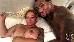 Λευκός κώλος τινάζεται καθώς ο Rome Major ανεβαίνει την ξανθιά παχουλή Barbi