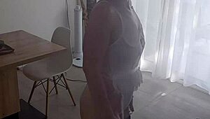 Dojrzała milf z wielką dupą w bieliźnie i majtkach pokazuje seksowne grube krągłości