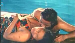 Gorąca para szaleje przy basenie z kumplami!