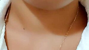 वाह यह सुंदर इंडियन लड़की अपनी टाइट चूत को फिंगर करके इतना मजा ले रही है 🔥💦