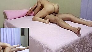 Cuplu construiește căldură cu săruturi și călărit în patul lor