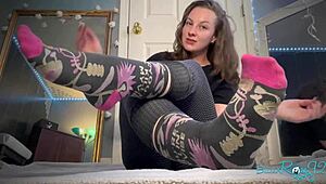 Oh wow, dive into this foot fetish dirty talk with a brunette milf showing off her toes and barefoot vibes!