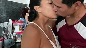 Cuando mi padrastro estaba trapeando lo seduzco y terminamos follando y el se corre en mi boca