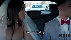 Булето сама със странен в заключената сватбена тоалетна, изневерява на младоженеца с яко чукане в чорапи