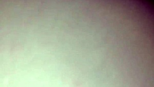 el vecino me sorprende en el baño y me ayuda con una tarea rápida.