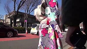 Osjećam se tako pali od ove slatke Japanke sa skrivenim velikim prirodnim sisama i oblinama u grudnjaku i gaćicama na krevetu