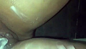 el vecino me sorprende en el baño y me ayuda con una tarea rápida.