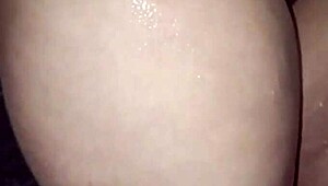 el vecino me sorprende en el baño y me ayuda con una tarea rápida.