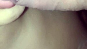 el vecino me sorprende en el baño y me ayuda con una tarea rápida.