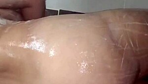 el vecino me sorprende en el baño y me ayuda con una tarea rápida.