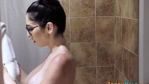 Бюстава милфа под душа в очила взима твърд фетиш с сперма в уста