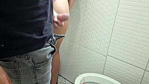 Funcionária faz sexo em banheiro publico, like with that big ass blowjob in outdoor brunette action!