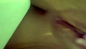 te gusta ver a esta hermosa latina mexicana jugando solo con su dildo y toys