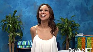 Ehi guarda questa nuda 18+ spalancare gambe per scopata figa bagnata