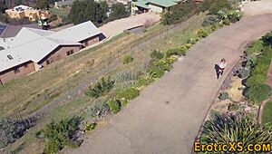 Ей, виж как тази блондинка се наведе да язди огромен чудовищен кур докато кремпайът капе